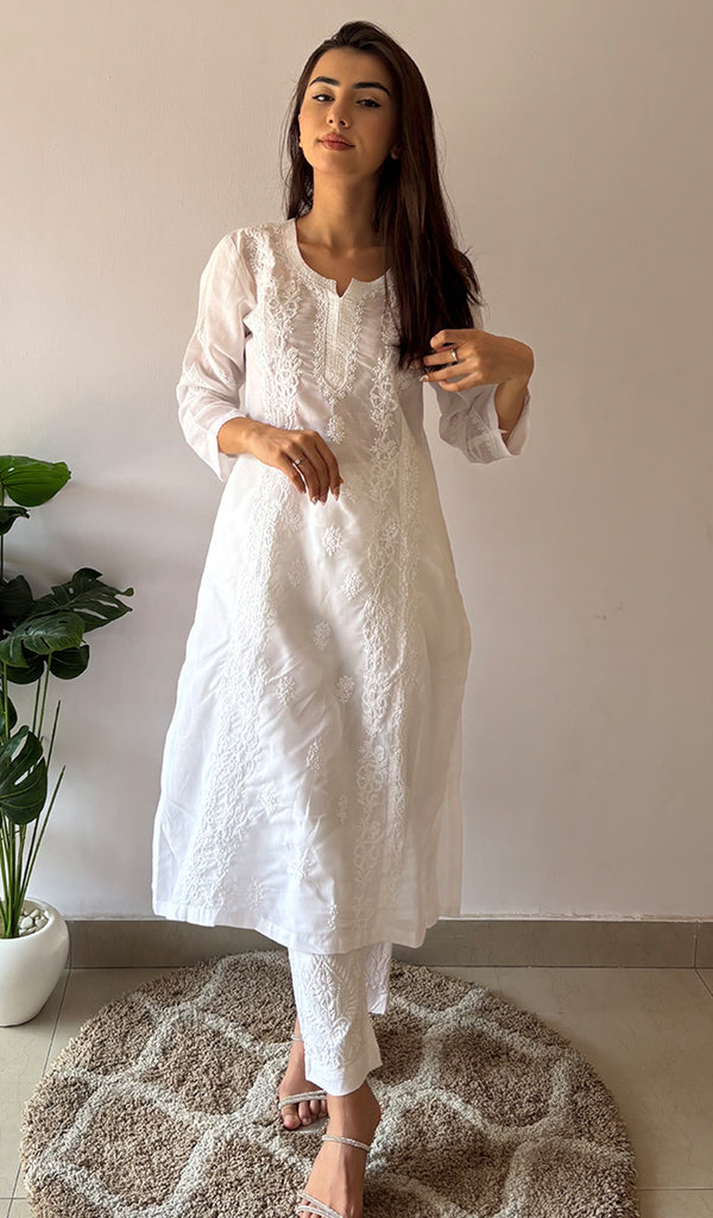 Nashaa โ White